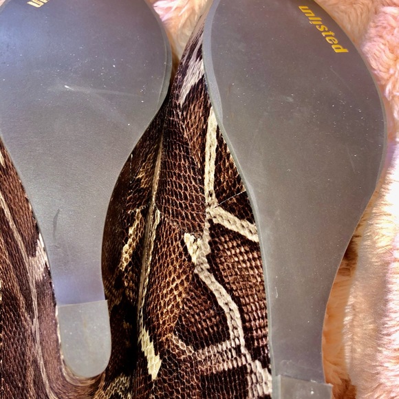 Unlisted “Buzzy” Mary Jane peep toe wedge - Picture 3 of 5